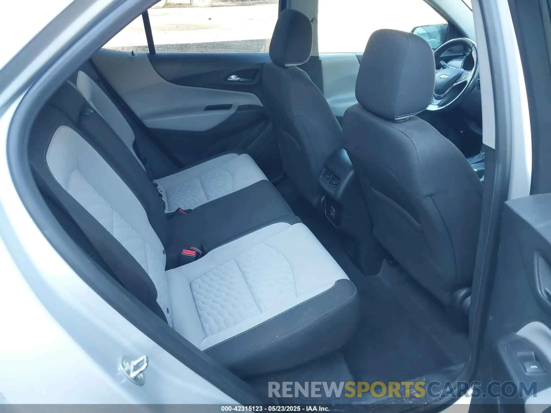 8 Photograph of a damaged car 2GNAXKEV1K6189548 CHEVROLET EQUINOX 2019