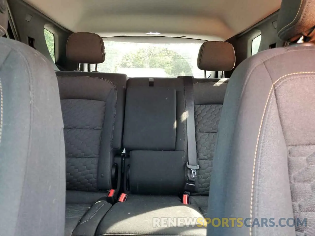 10 Photograph of a damaged car 2GNAXKEV1K6266404 CHEVROLET EQUINOX 2019