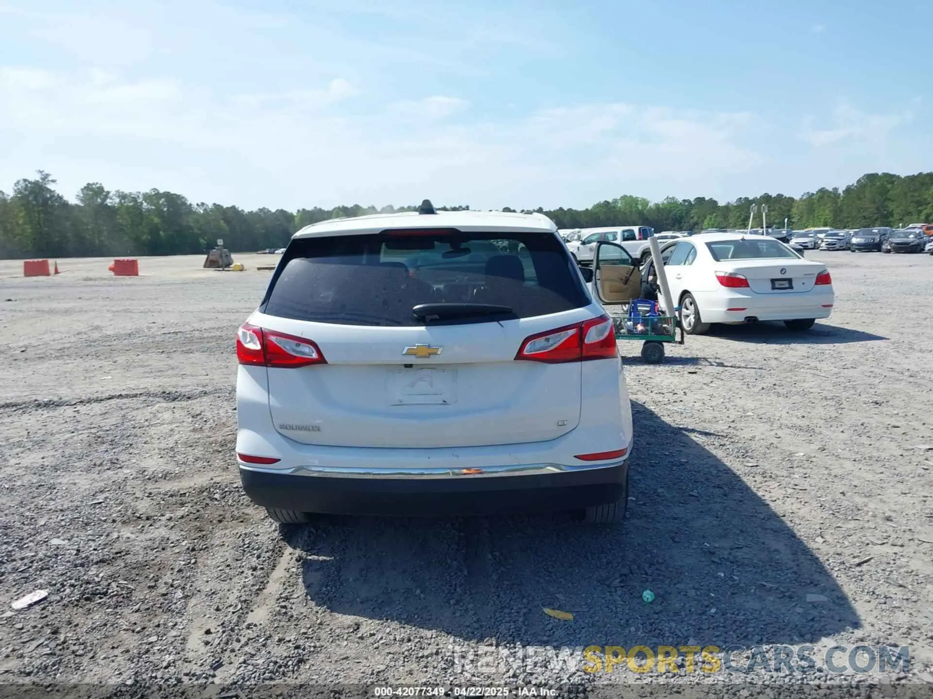 17 Photograph of a damaged car 2GNAXKEV1K6295708 CHEVROLET EQUINOX 2019