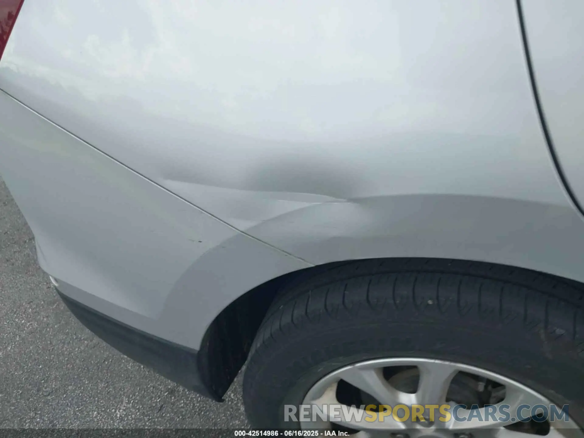 17 Photograph of a damaged car 2GNAXKEV2K6125065 CHEVROLET EQUINOX 2019