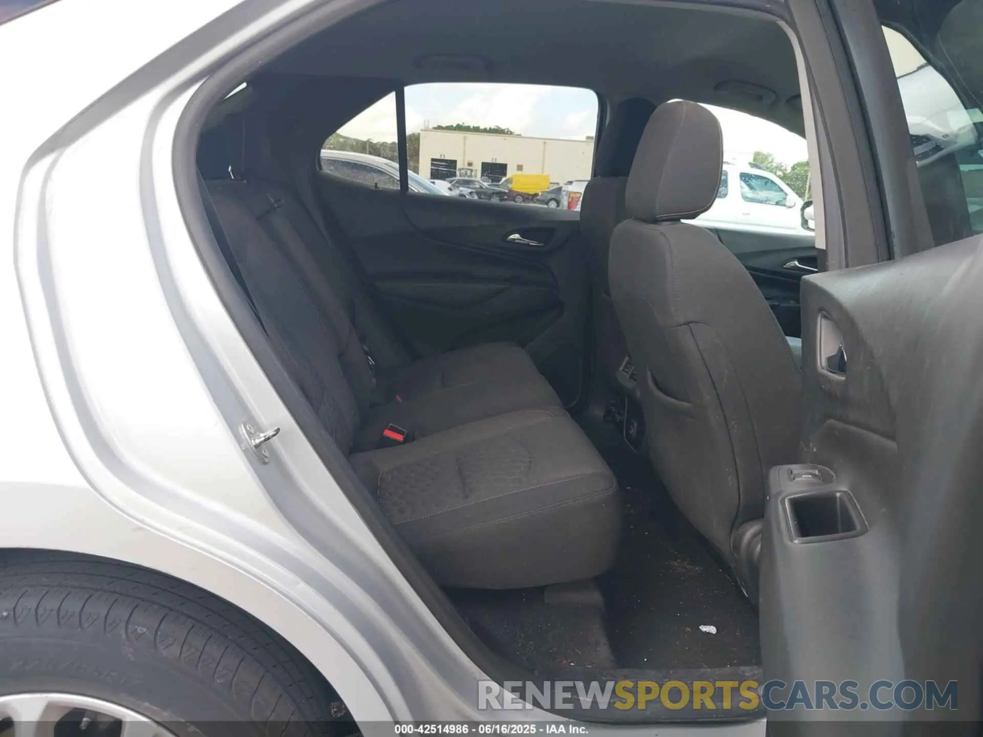 8 Photograph of a damaged car 2GNAXKEV2K6125065 CHEVROLET EQUINOX 2019