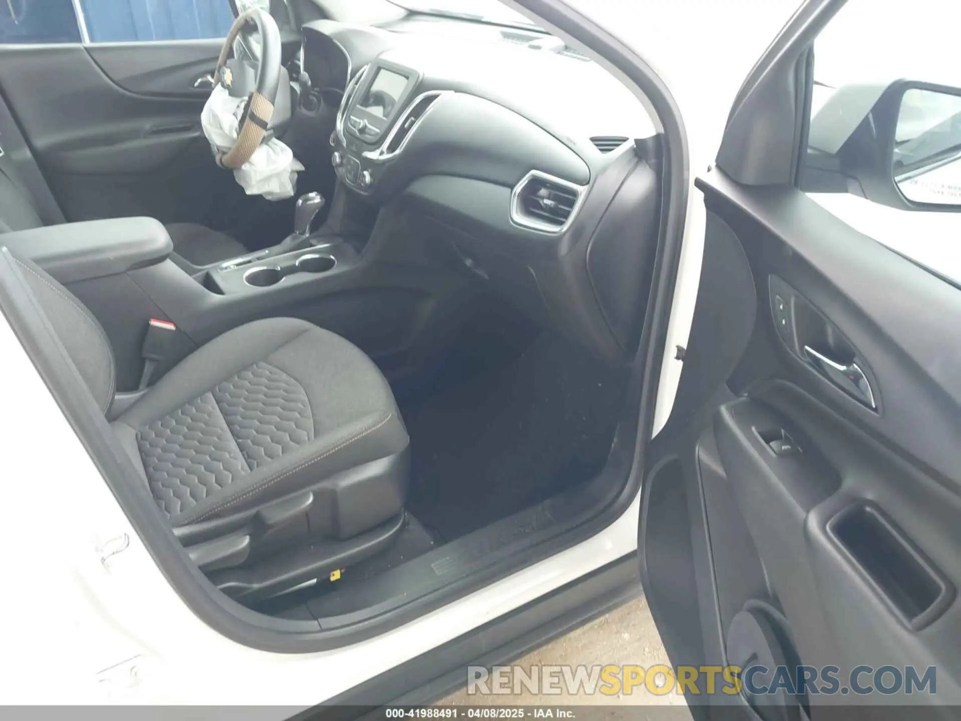 5 Photograph of a damaged car 2GNAXKEV2K6299413 CHEVROLET EQUINOX 2019