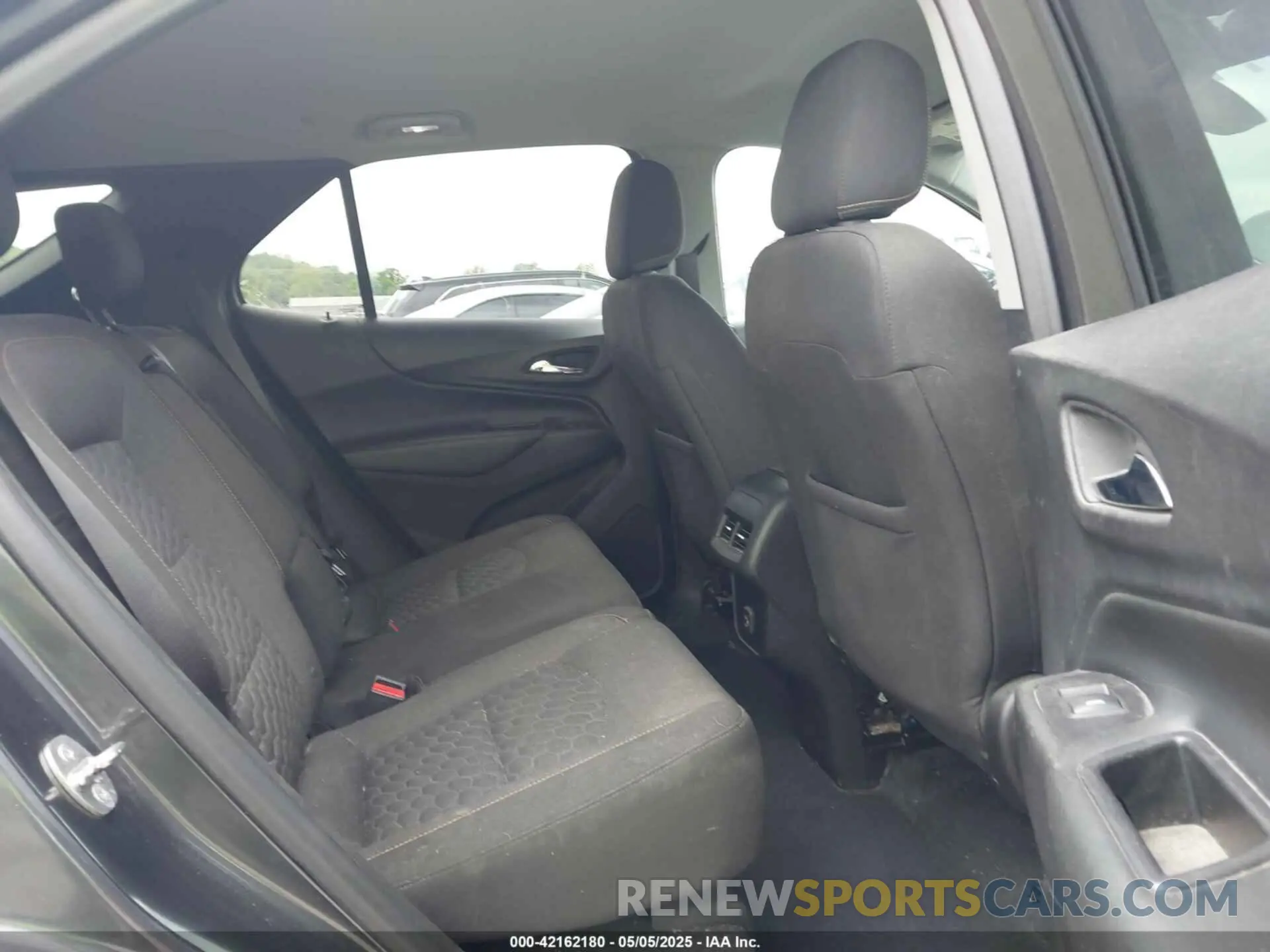 8 Photograph of a damaged car 2GNAXKEV3K6125060 CHEVROLET EQUINOX 2019