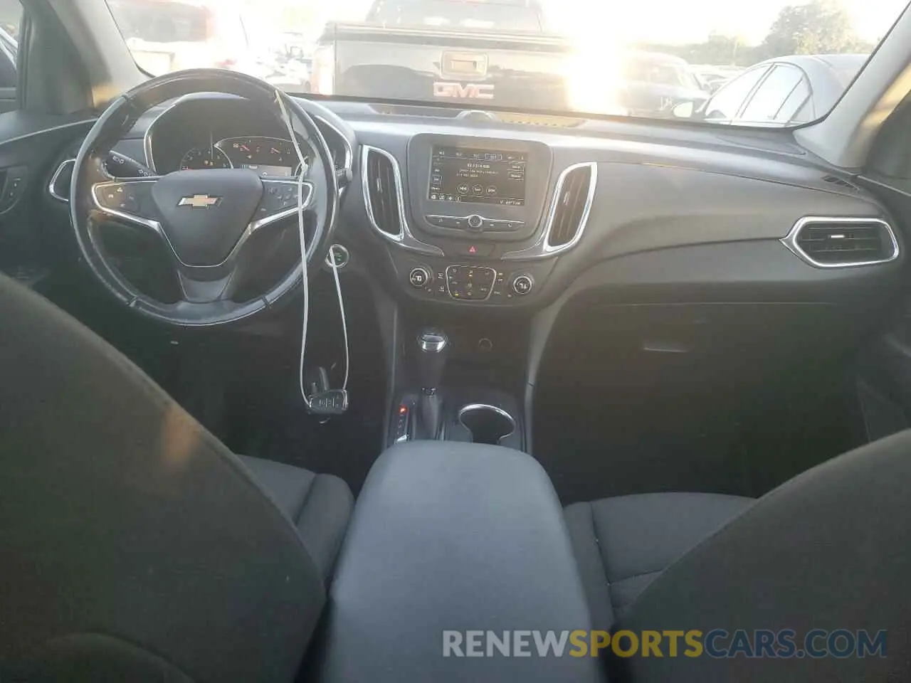 8 Photograph of a damaged car 2GNAXKEV3K6235686 CHEVROLET EQUINOX 2019