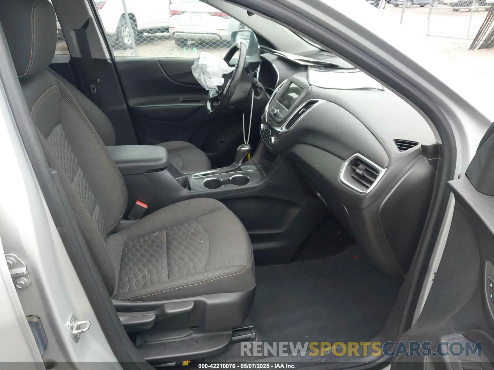 5 Photograph of a damaged car 2GNAXKEV3K6254111 CHEVROLET EQUINOX 2019