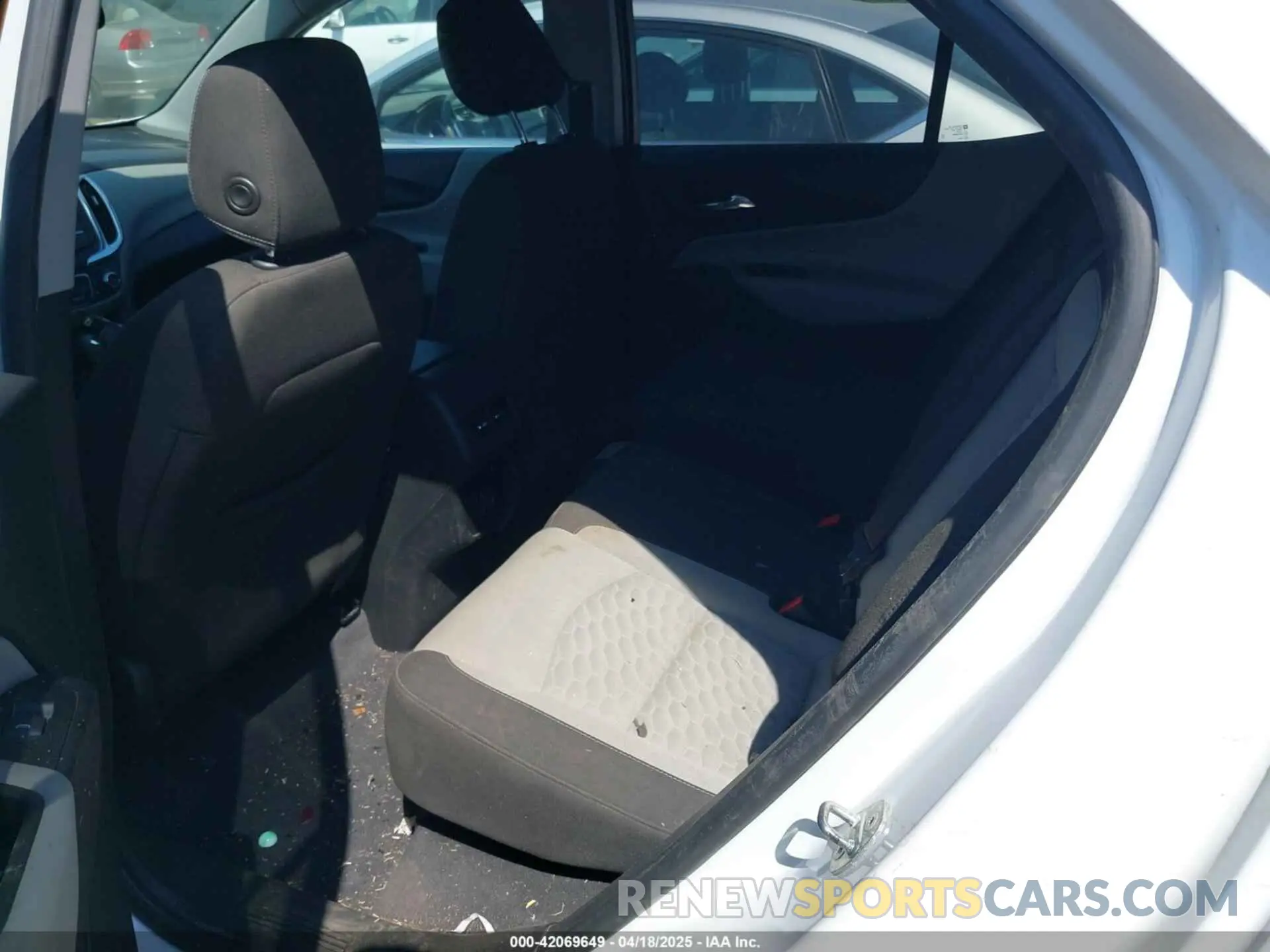 8 Photograph of a damaged car 2GNAXKEV3K6305445 CHEVROLET EQUINOX 2019