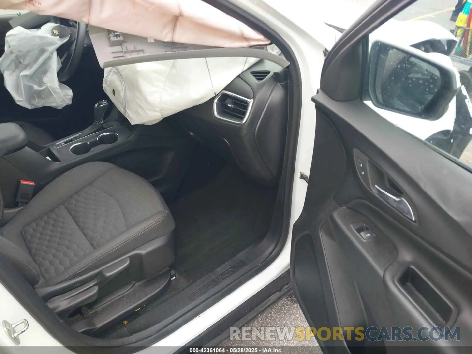 5 Photograph of a damaged car 2GNAXKEV4K6127271 CHEVROLET EQUINOX 2019