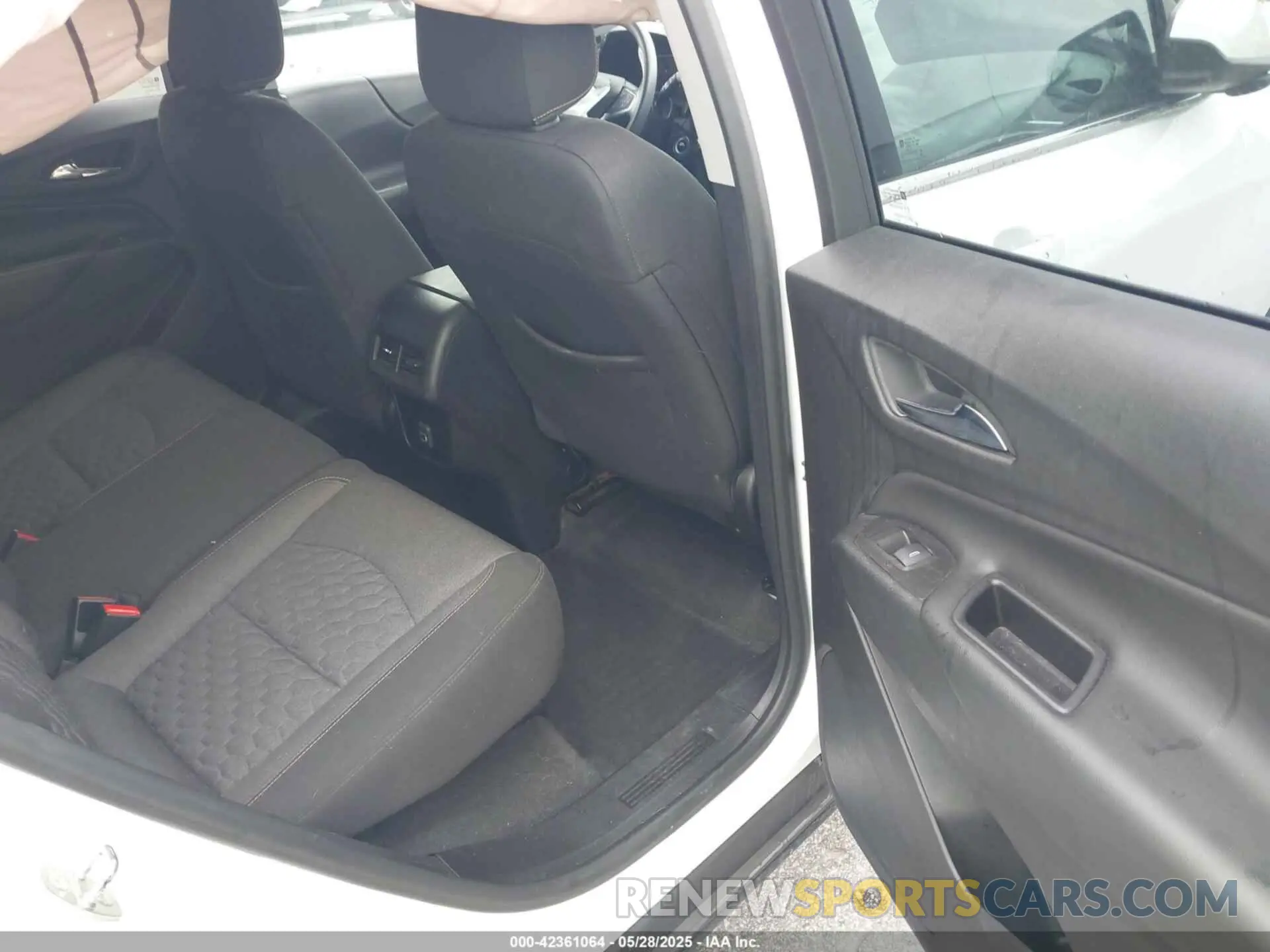 8 Photograph of a damaged car 2GNAXKEV4K6127271 CHEVROLET EQUINOX 2019