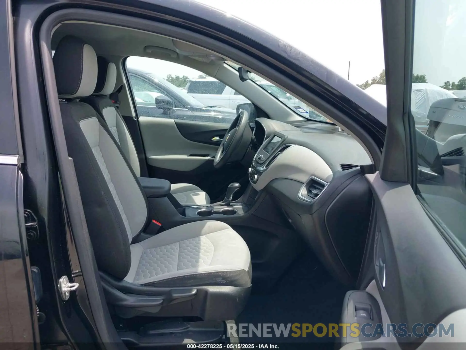 5 Photograph of a damaged car 2GNAXKEV4K6143230 CHEVROLET EQUINOX 2019