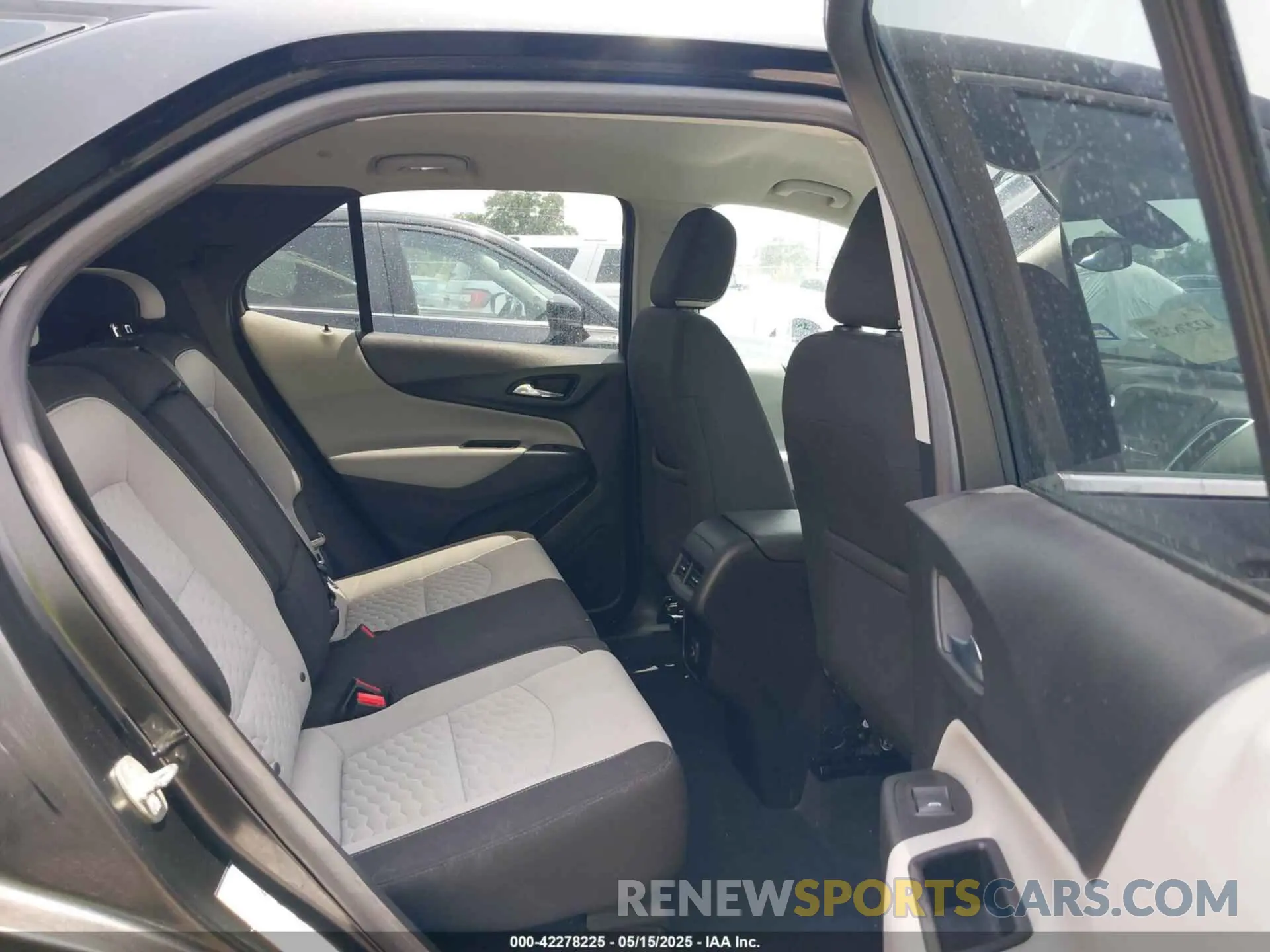 8 Photograph of a damaged car 2GNAXKEV4K6143230 CHEVROLET EQUINOX 2019