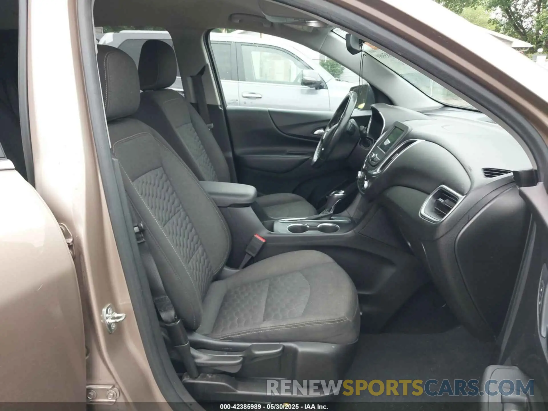 5 Photograph of a damaged car 2GNAXKEV4K6160044 CHEVROLET EQUINOX 2019