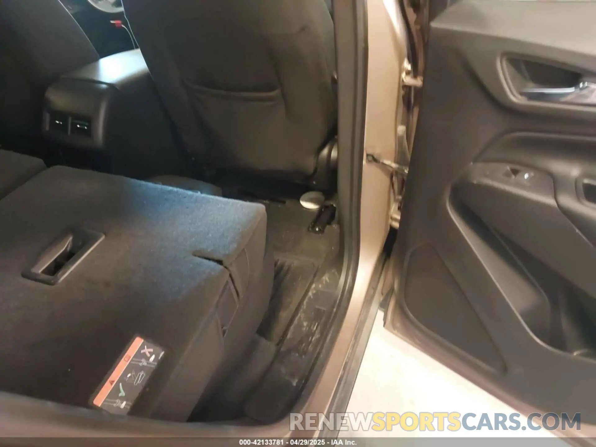 8 Photograph of a damaged car 2GNAXKEV4K6290731 CHEVROLET EQUINOX 2019