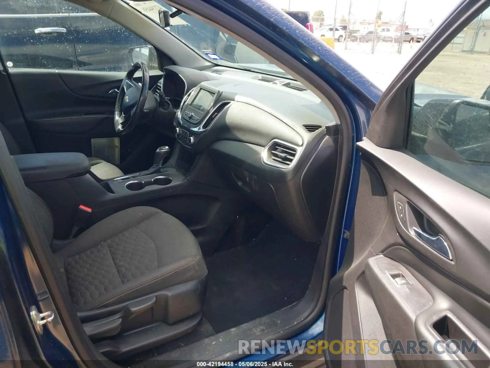 5 Photograph of a damaged car 2GNAXKEV4K6300688 CHEVROLET EQUINOX 2019