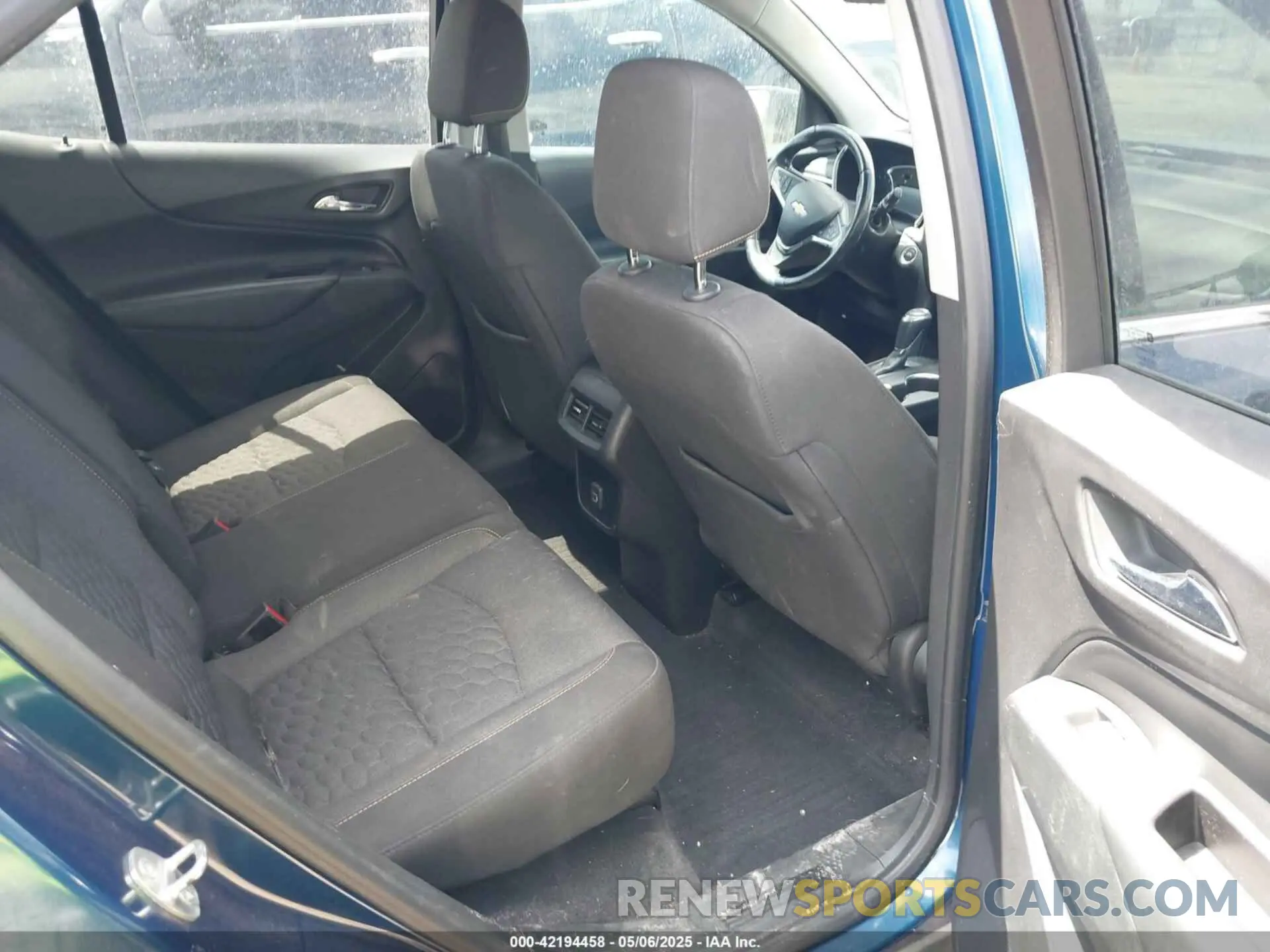 8 Photograph of a damaged car 2GNAXKEV4K6300688 CHEVROLET EQUINOX 2019
