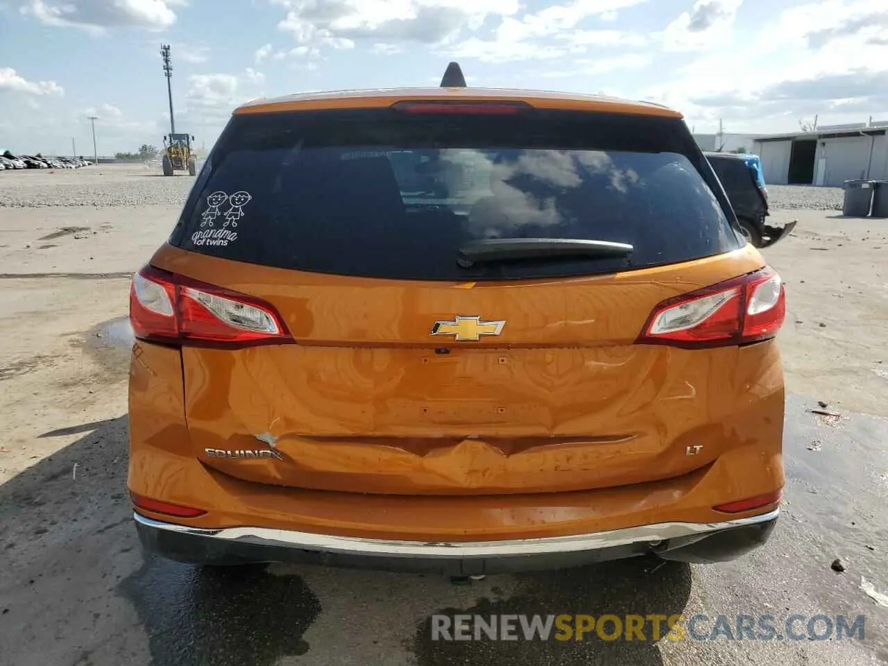 6 Photograph of a damaged car 2GNAXKEV5K6221594 CHEVROLET EQUINOX 2019