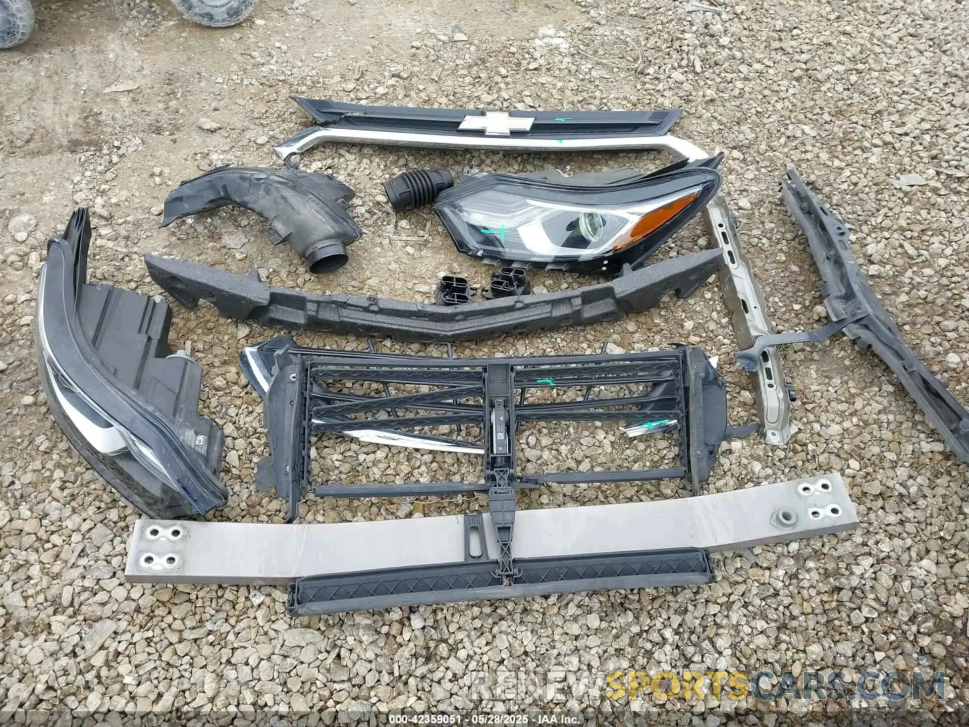 18 Photograph of a damaged car 2GNAXKEV5K6227198 CHEVROLET EQUINOX 2019