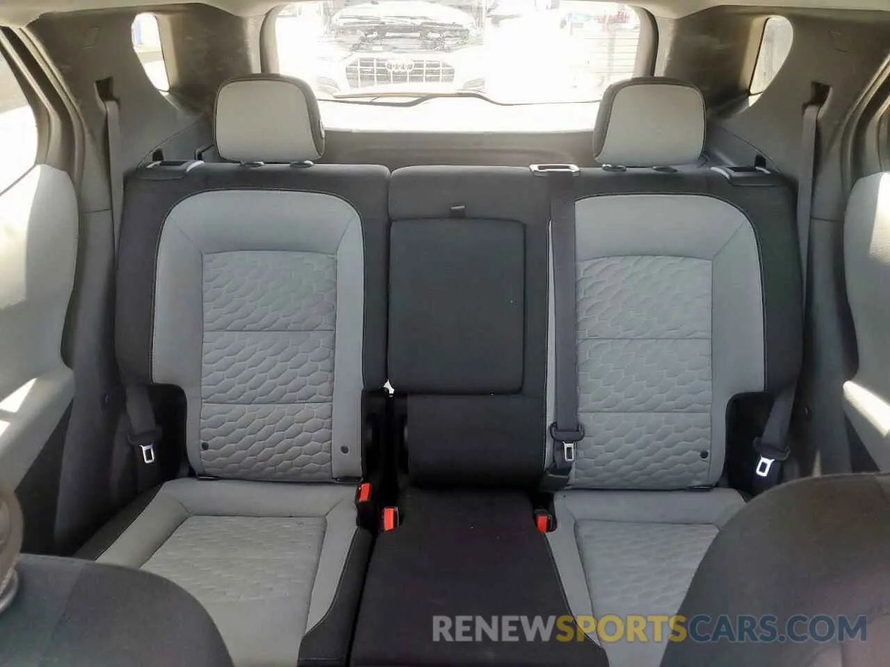 10 Photograph of a damaged car 2GNAXKEV6K6100167 CHEVROLET EQUINOX 2019