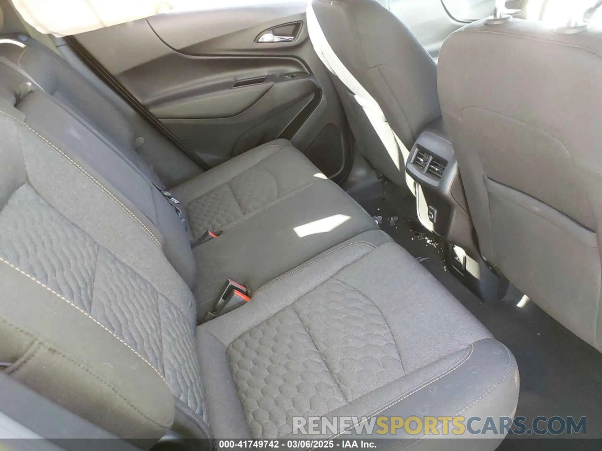 8 Photograph of a damaged car 2GNAXKEV6K6115588 CHEVROLET EQUINOX 2019