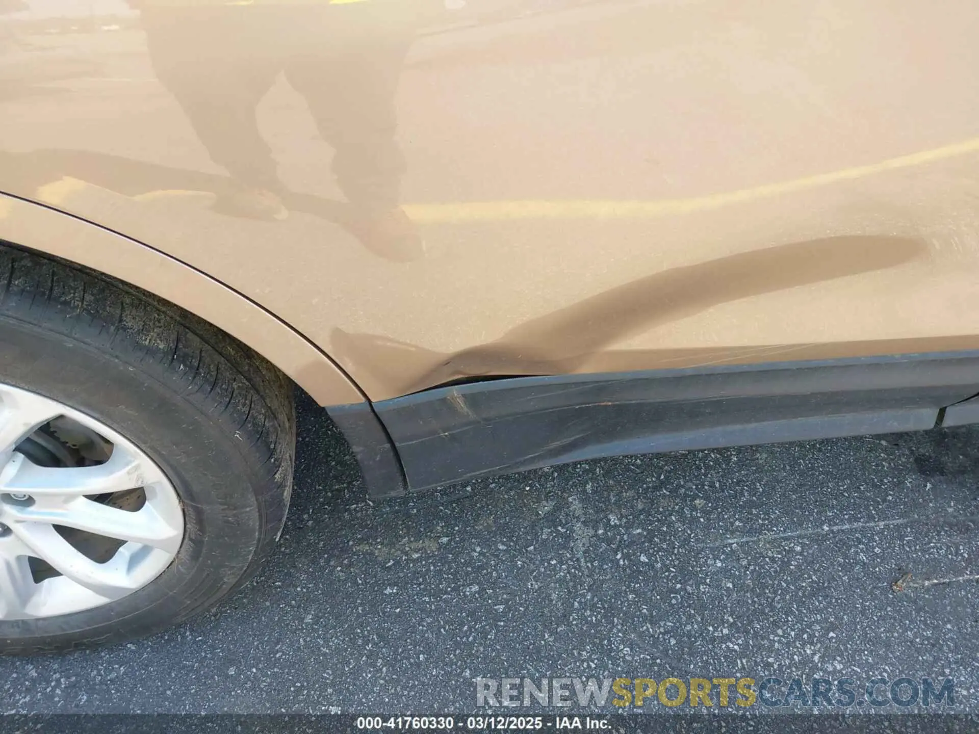 17 Photograph of a damaged car 2GNAXKEV6K6126459 CHEVROLET EQUINOX 2019