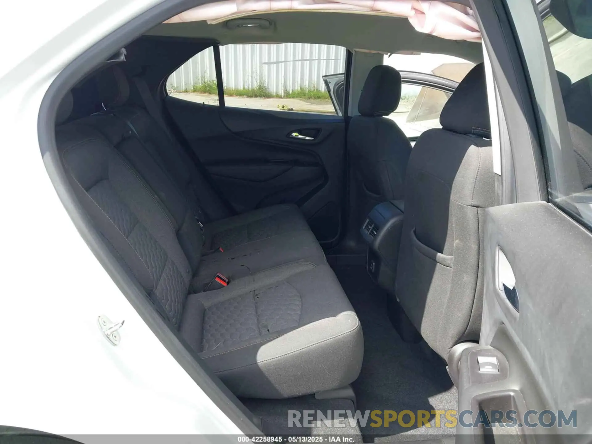 8 Photograph of a damaged car 2GNAXKEV6K6186015 CHEVROLET EQUINOX 2019