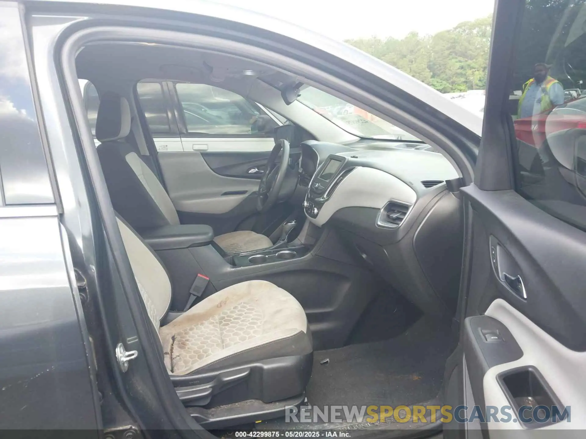 5 Photograph of a damaged car 2GNAXKEV6K6190663 CHEVROLET EQUINOX 2019