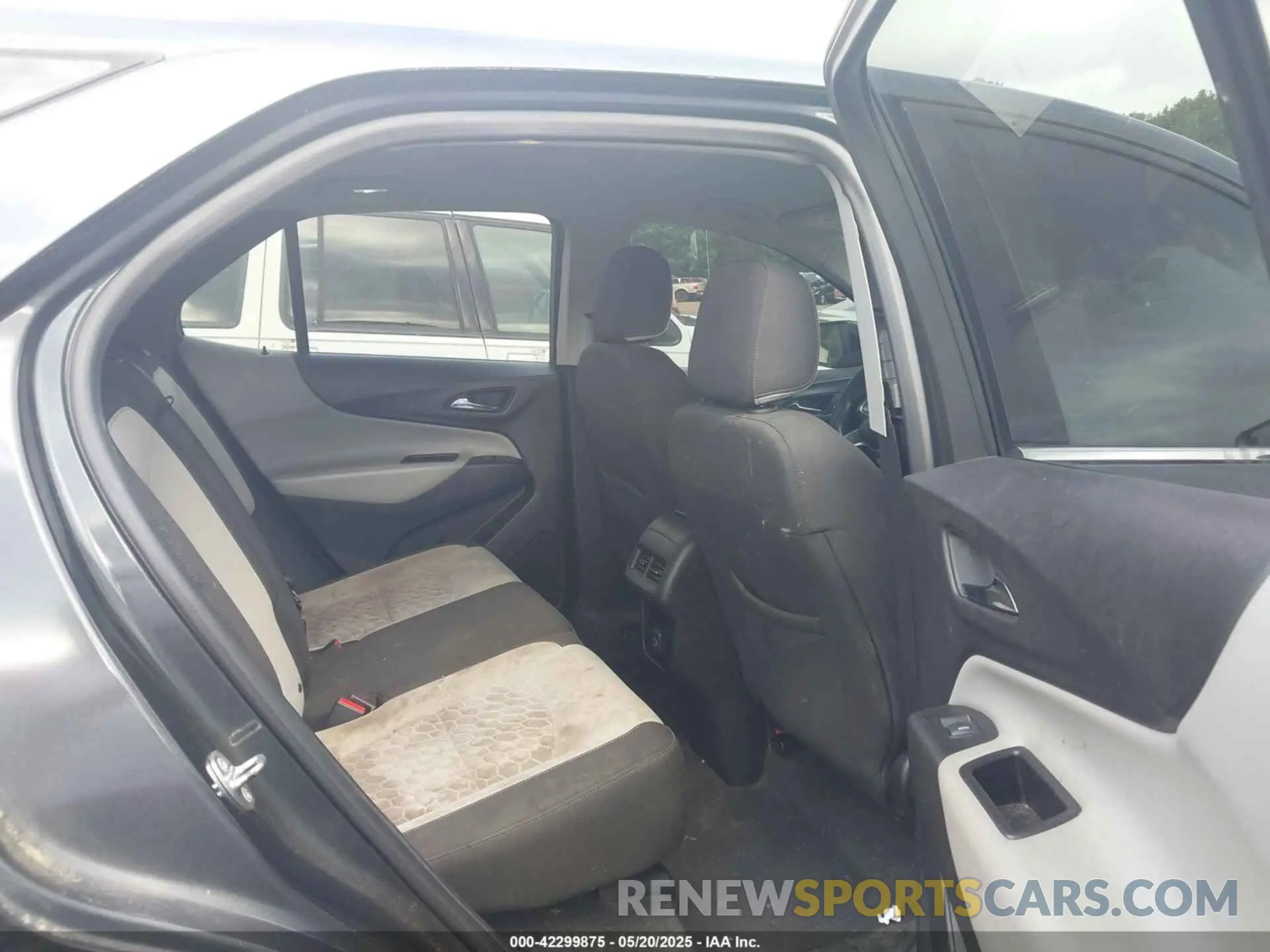 8 Photograph of a damaged car 2GNAXKEV6K6190663 CHEVROLET EQUINOX 2019