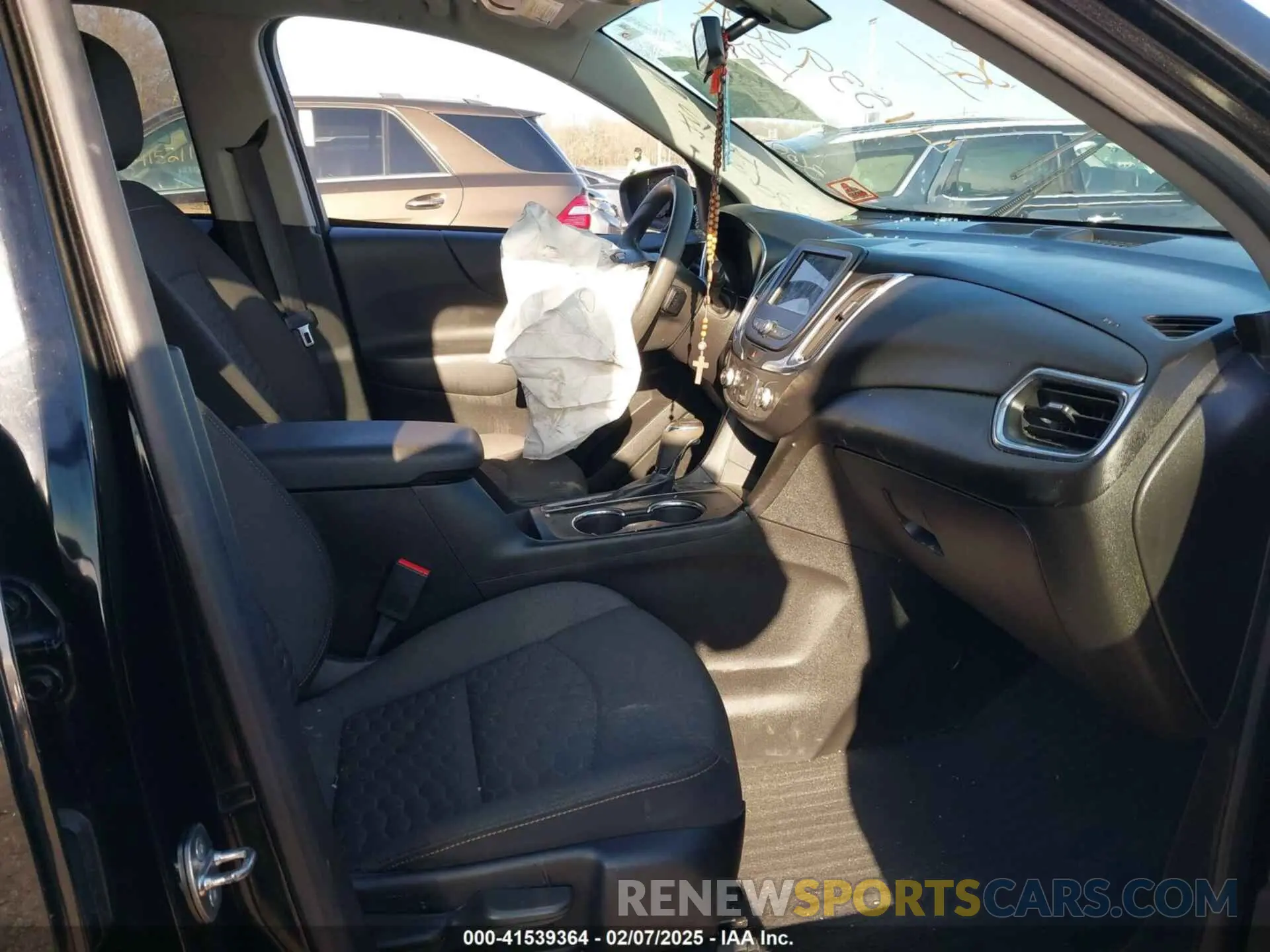 5 Photograph of a damaged car 2GNAXKEV7K6176173 CHEVROLET EQUINOX 2019