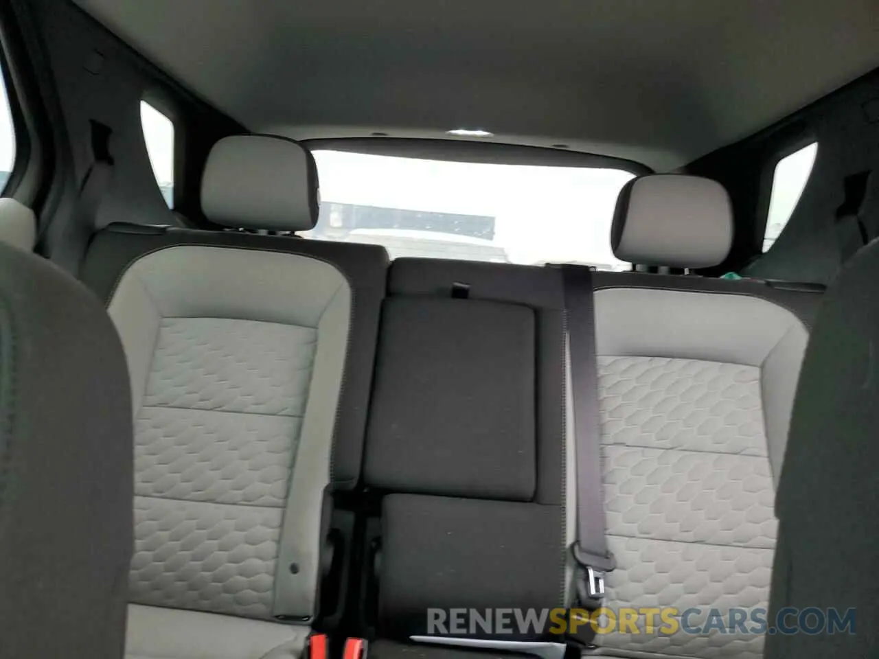 10 Photograph of a damaged car 2GNAXKEV7K6182233 CHEVROLET EQUINOX 2019