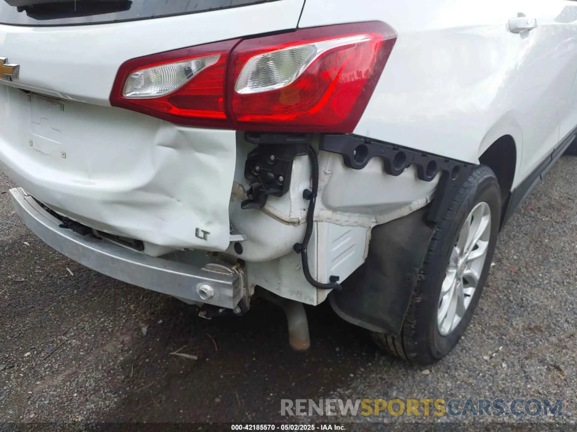 18 Photograph of a damaged car 2GNAXKEV7K6190252 CHEVROLET EQUINOX 2019