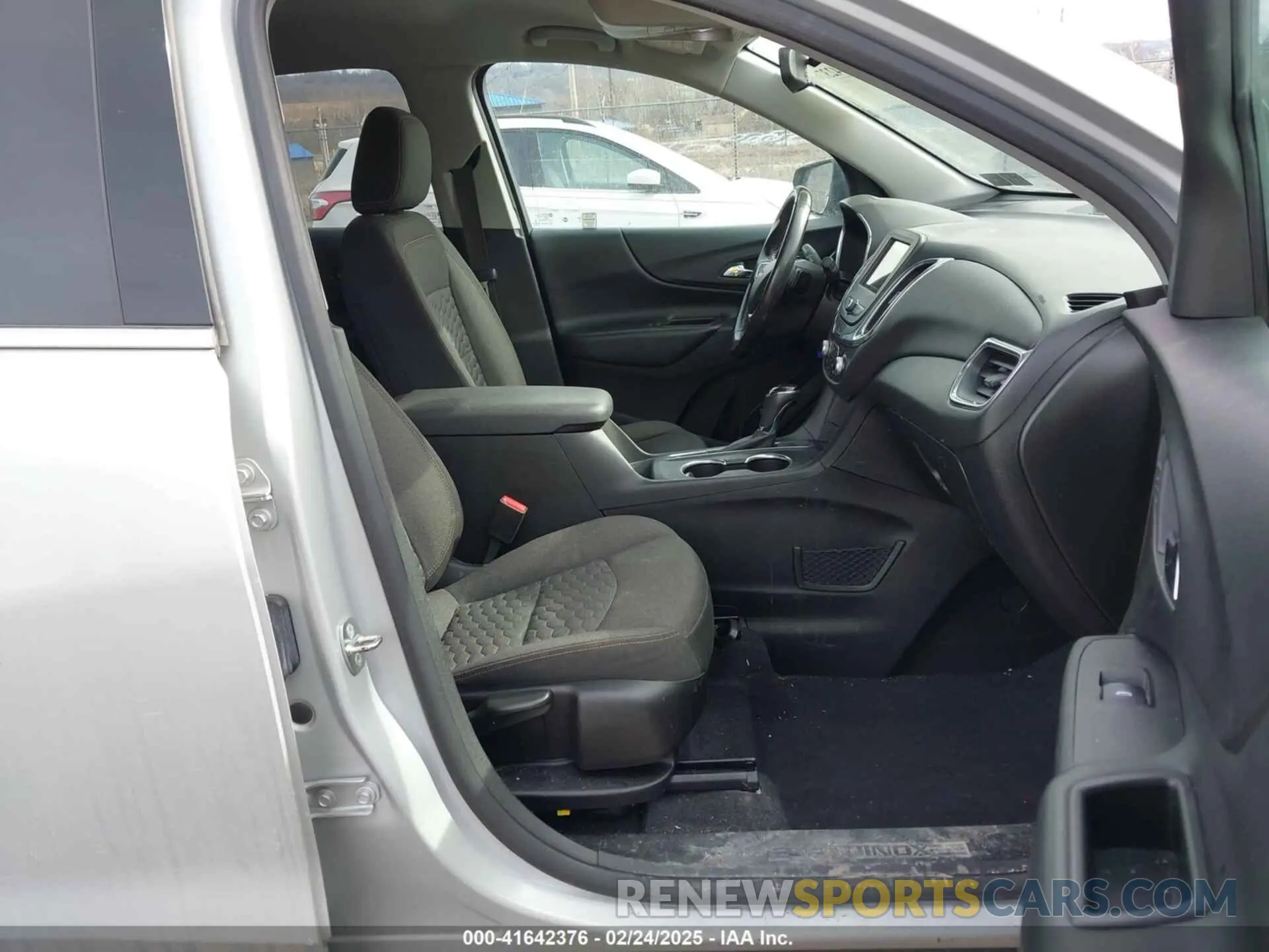 5 Photograph of a damaged car 2GNAXKEV8K6110828 CHEVROLET EQUINOX 2019