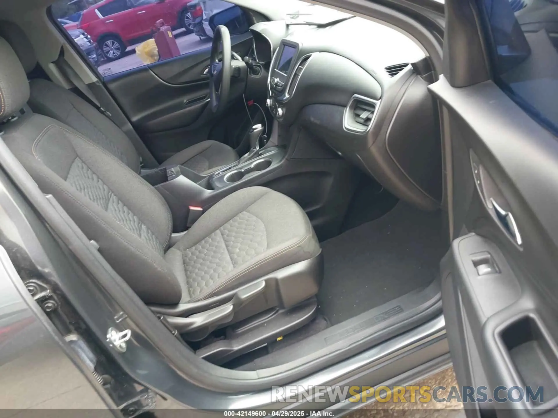 5 Photograph of a damaged car 2GNAXKEV9K6130490 CHEVROLET EQUINOX 2019