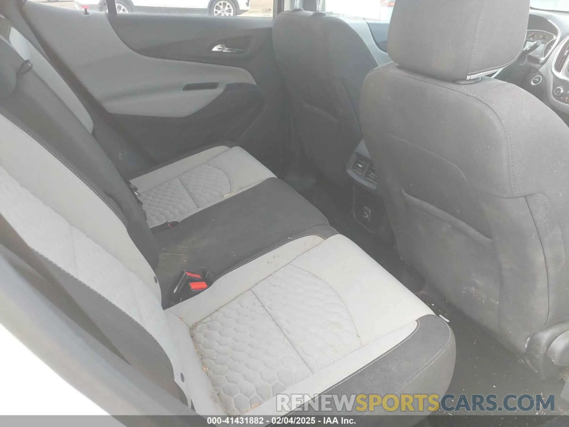 8 Photograph of a damaged car 2GNAXKEV9K6159732 CHEVROLET EQUINOX 2019