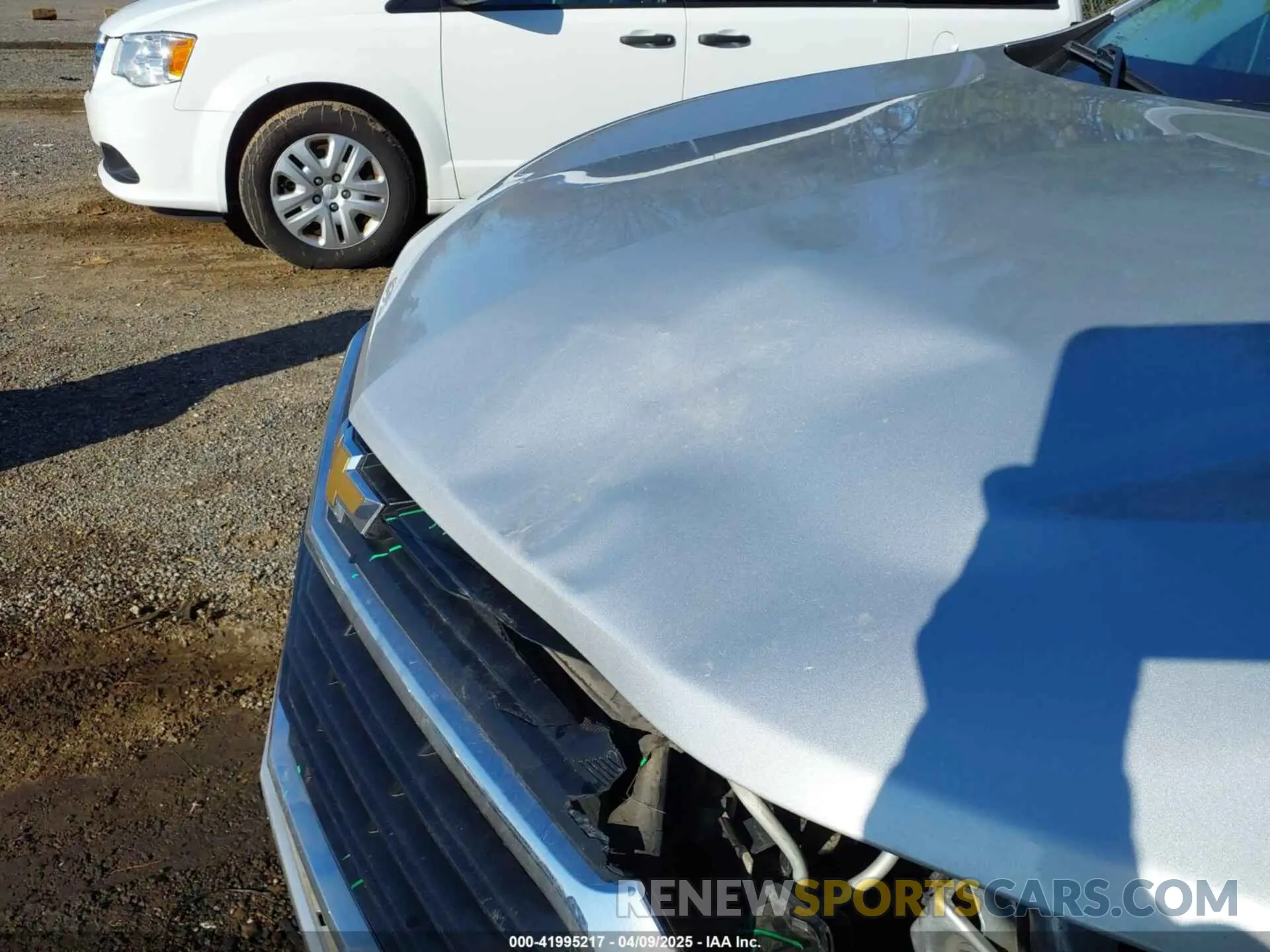 18 Photograph of a damaged car 2GNAXKEV9K6197087 CHEVROLET EQUINOX 2019