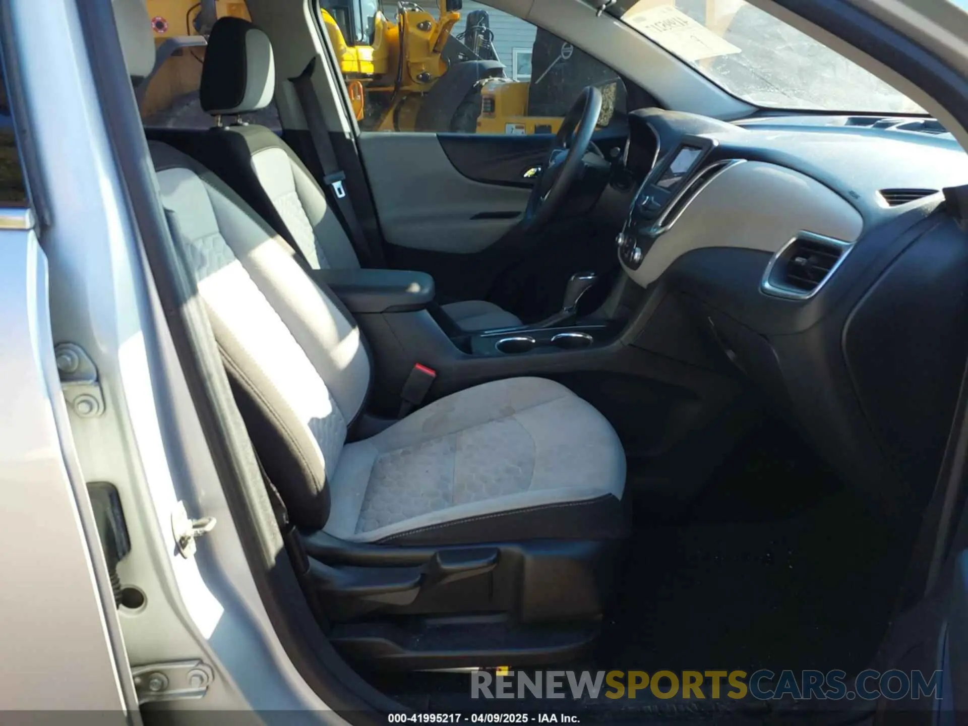 5 Photograph of a damaged car 2GNAXKEV9K6197087 CHEVROLET EQUINOX 2019