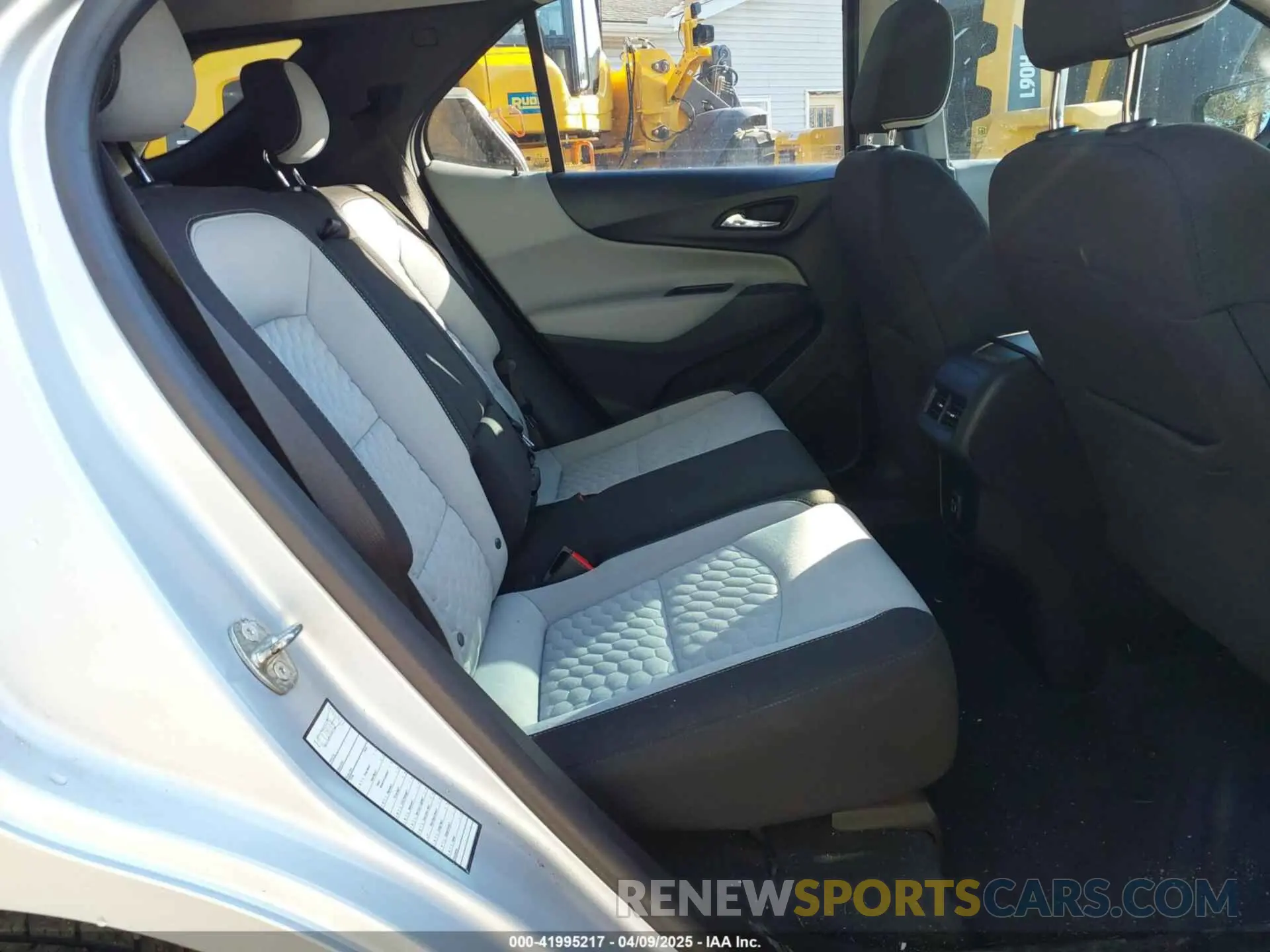 8 Photograph of a damaged car 2GNAXKEV9K6197087 CHEVROLET EQUINOX 2019