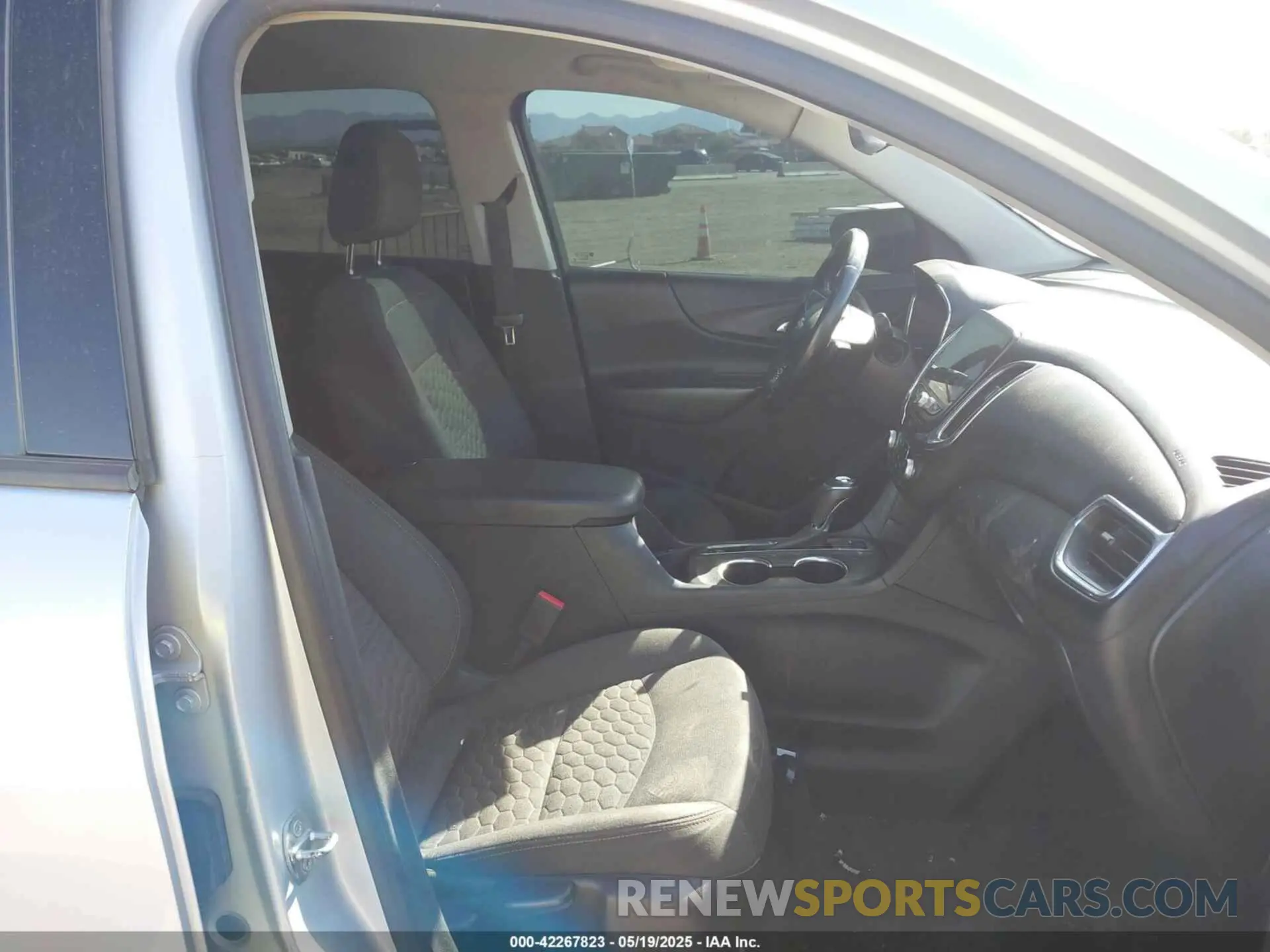 5 Photograph of a damaged car 2GNAXLEX1K6207599 CHEVROLET EQUINOX 2019