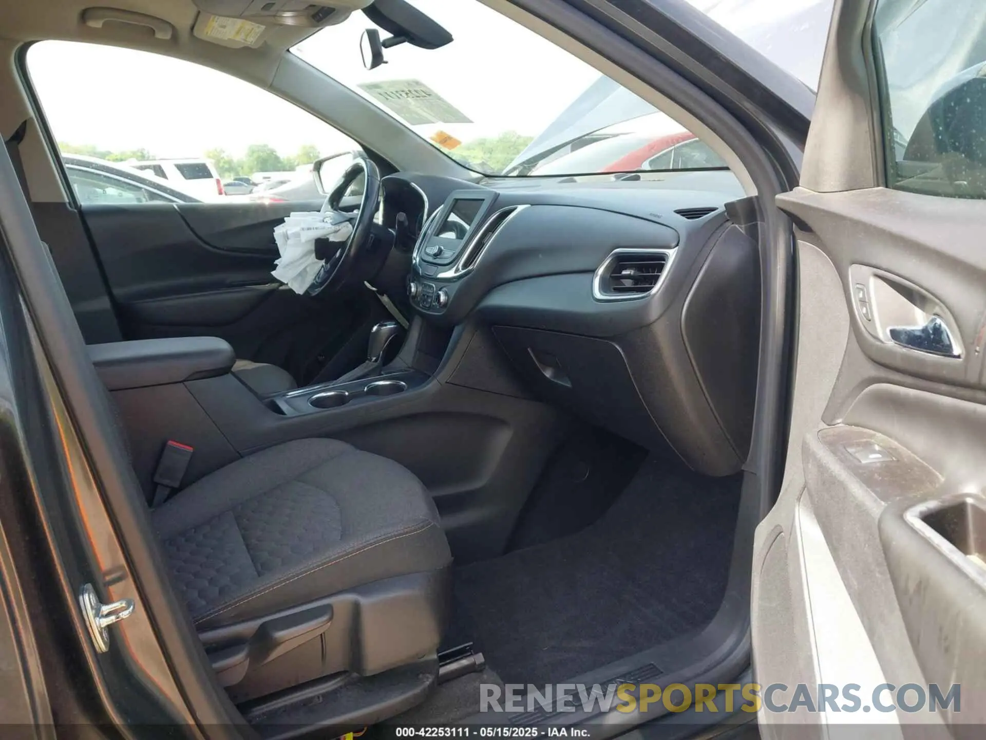 5 Photograph of a damaged car 2GNAXLEX6K6123469 CHEVROLET EQUINOX 2019