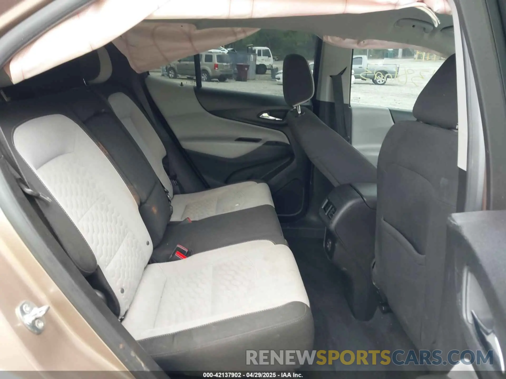 8 Photograph of a damaged car 2GNAXLEX9K6298525 CHEVROLET EQUINOX 2019