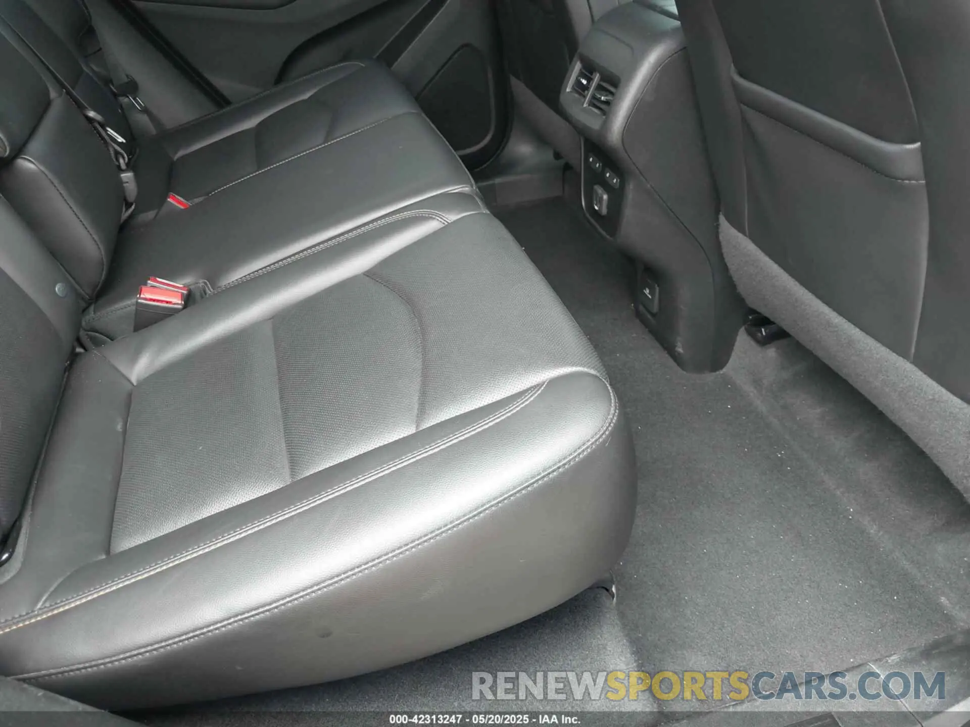 8 Photograph of a damaged car 2GNAXNEV0K6129357 CHEVROLET EQUINOX 2019