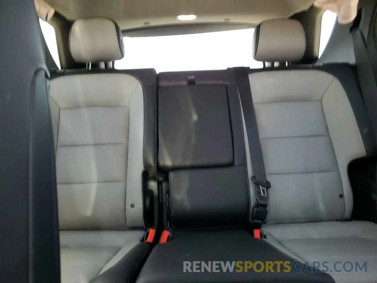 10 Photograph of a damaged car 2GNAXNEV1K6247207 CHEVROLET EQUINOX 2019