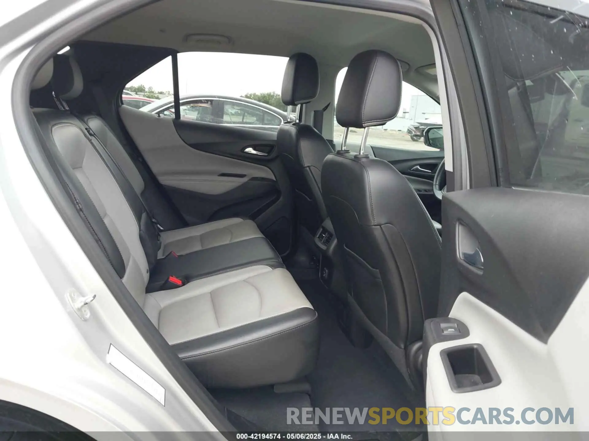8 Photograph of a damaged car 2GNAXPEX4K6252513 CHEVROLET EQUINOX 2019