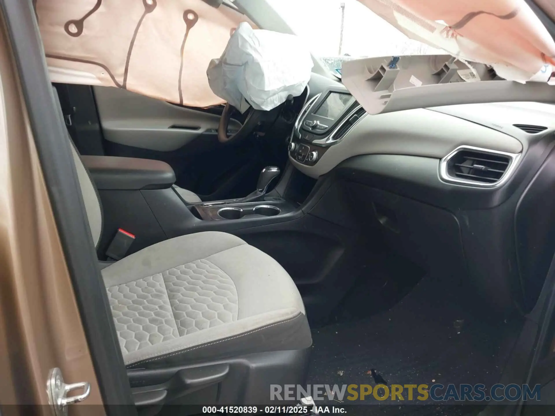 5 Photograph of a damaged car 2GNAXSEV1K6300566 CHEVROLET EQUINOX 2019