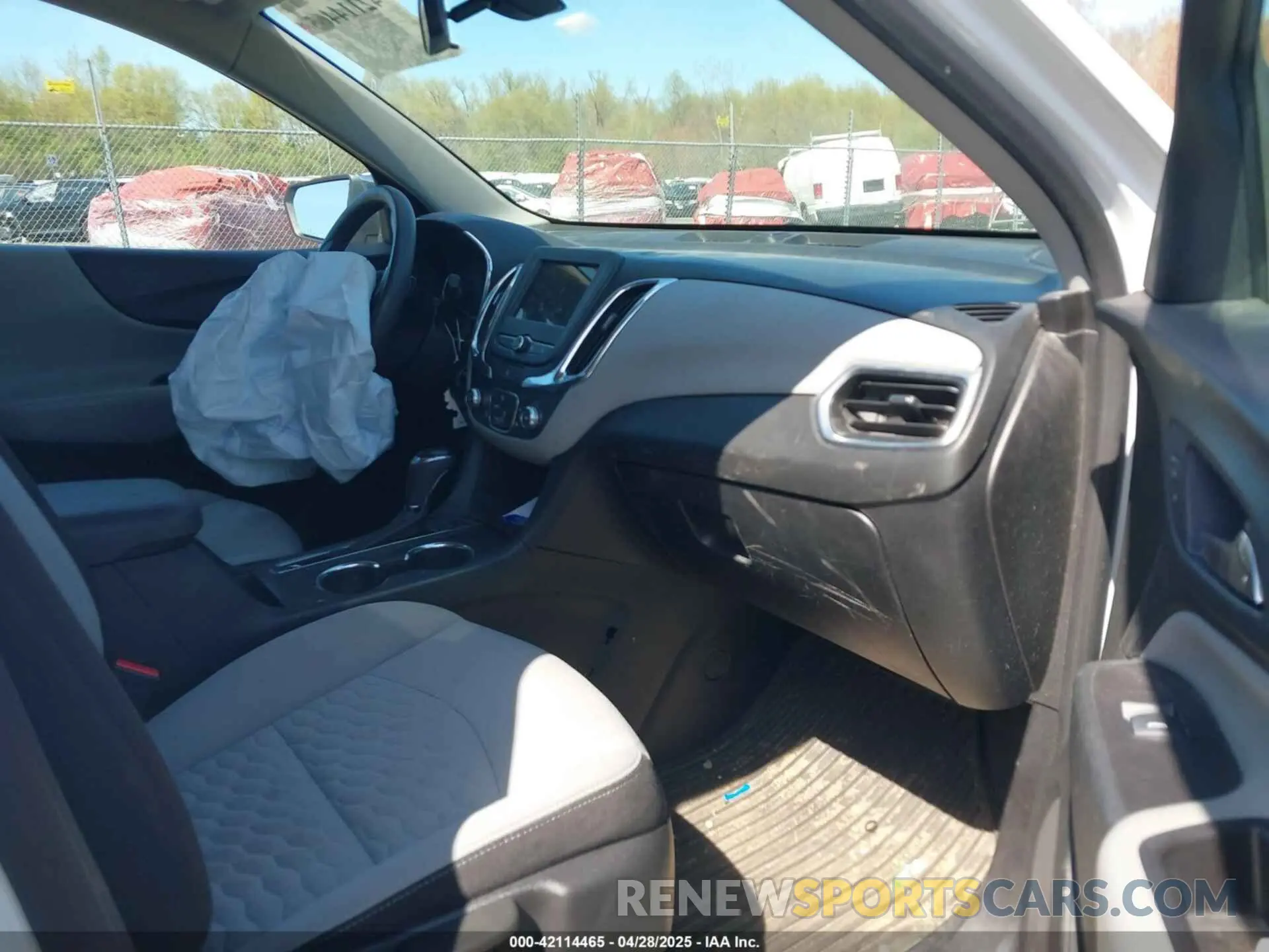 5 Photograph of a damaged car 2GNAXSEV4K6110423 CHEVROLET EQUINOX 2019