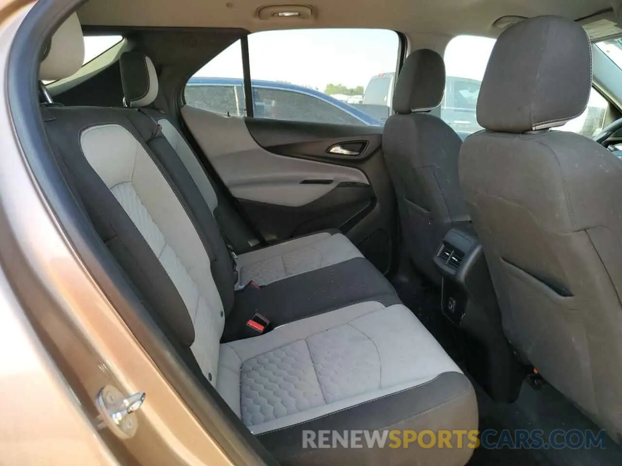 10 Photograph of a damaged car 2GNAXSEV5K6250867 CHEVROLET EQUINOX 2019