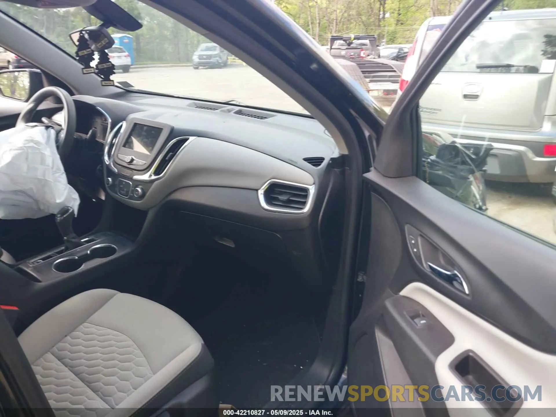 5 Photograph of a damaged car 2GNAXSEV9K6238804 CHEVROLET EQUINOX 2019