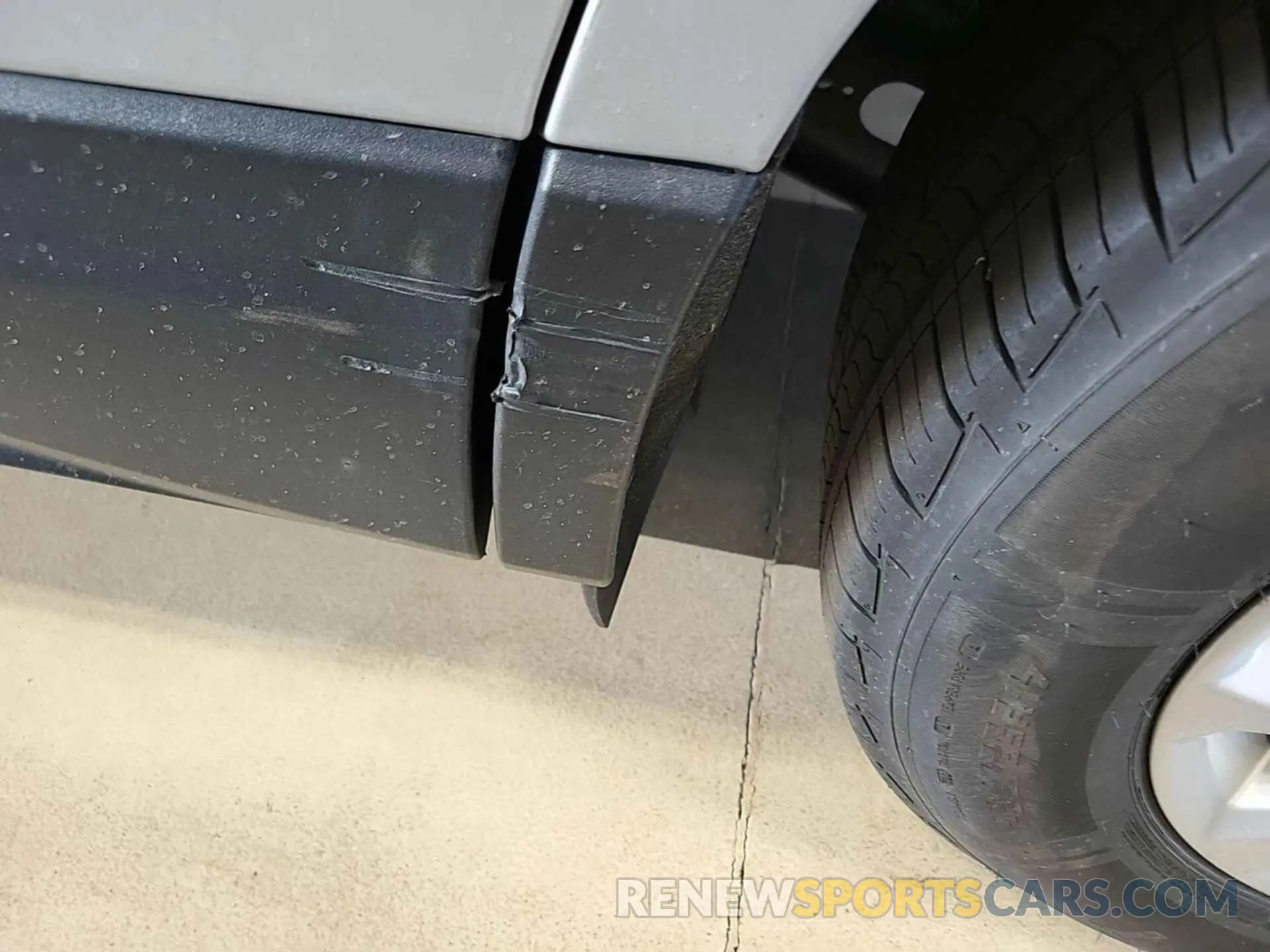 8 Photograph of a damaged car 2GNAXTEV0K6255917 CHEVROLET EQUINOX 2019