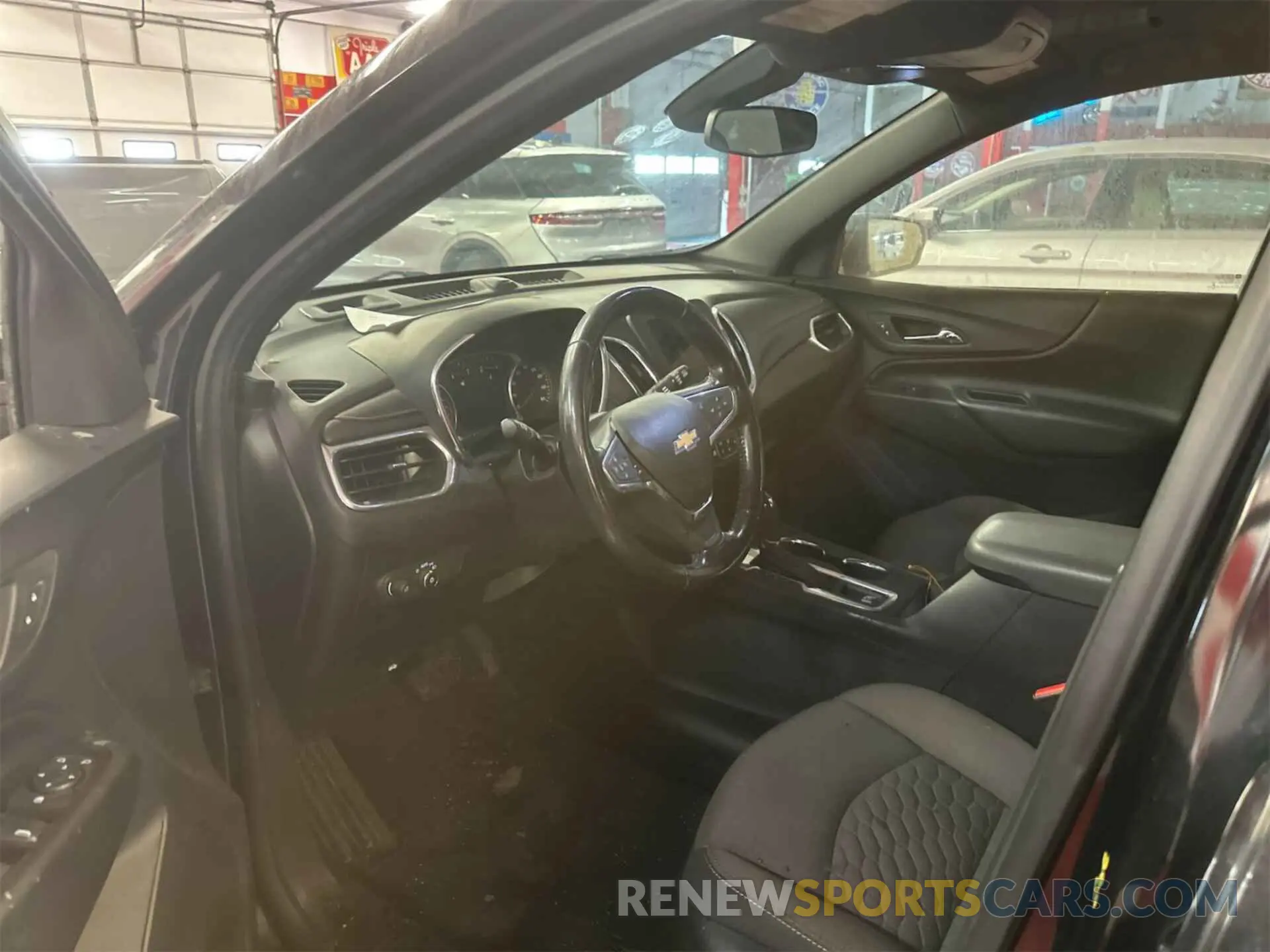 18 Photograph of a damaged car 2GNAXTEV0K6256498 CHEVROLET EQUINOX 2019