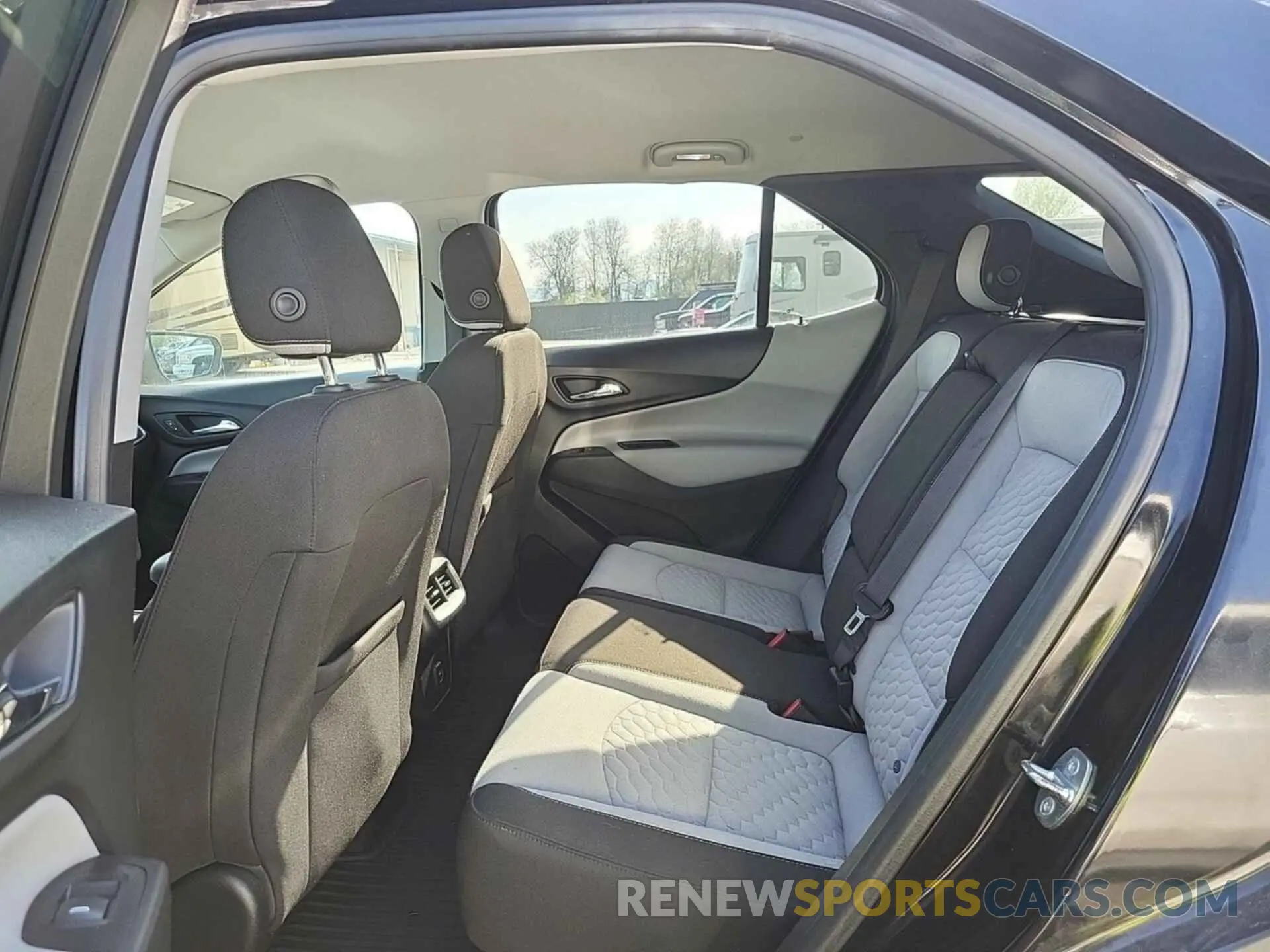 17 Photograph of a damaged car 2GNAXTEV0K6260759 CHEVROLET EQUINOX 2019