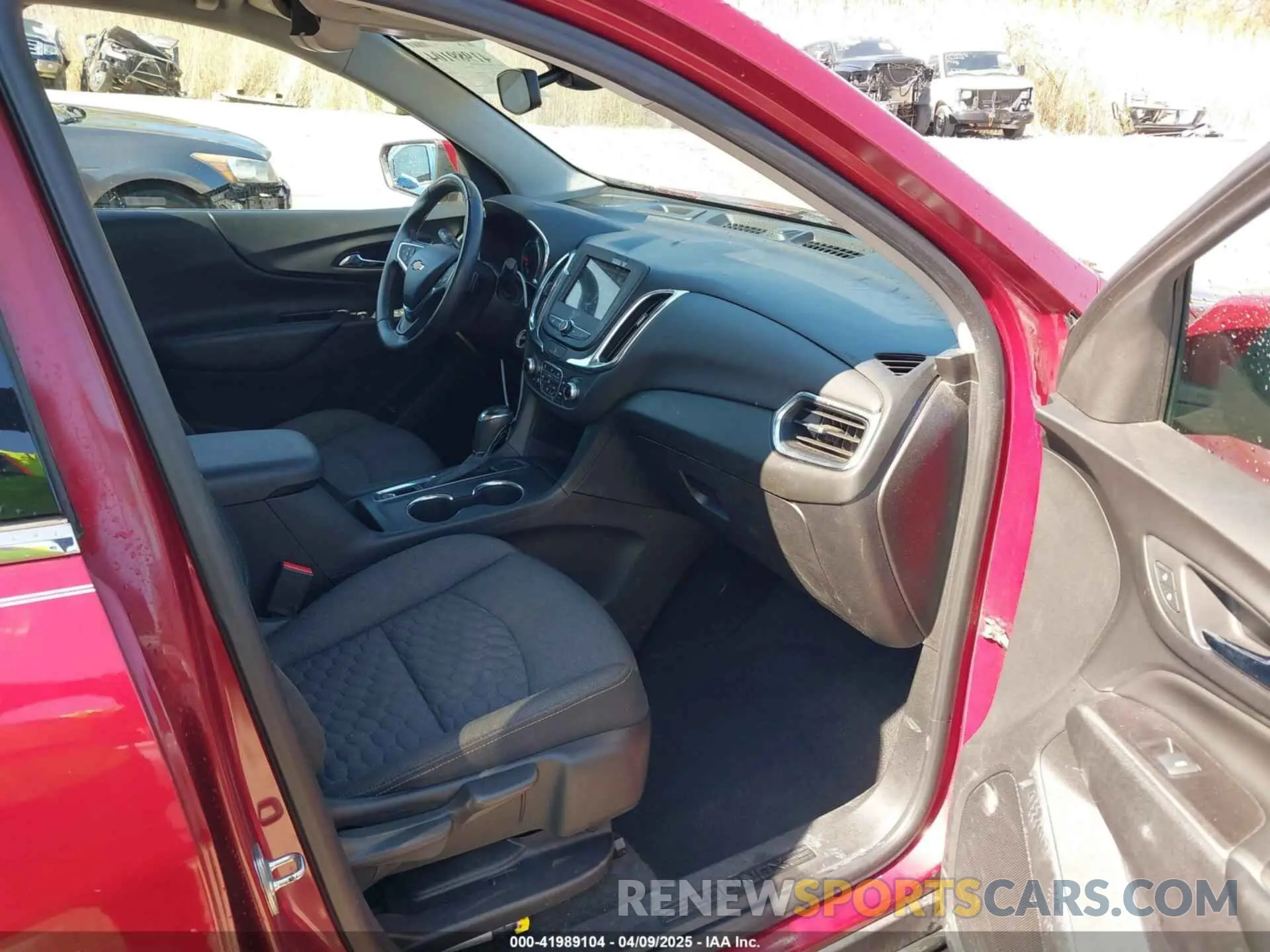 5 Photograph of a damaged car 2GNAXTEV1K6247390 CHEVROLET EQUINOX 2019