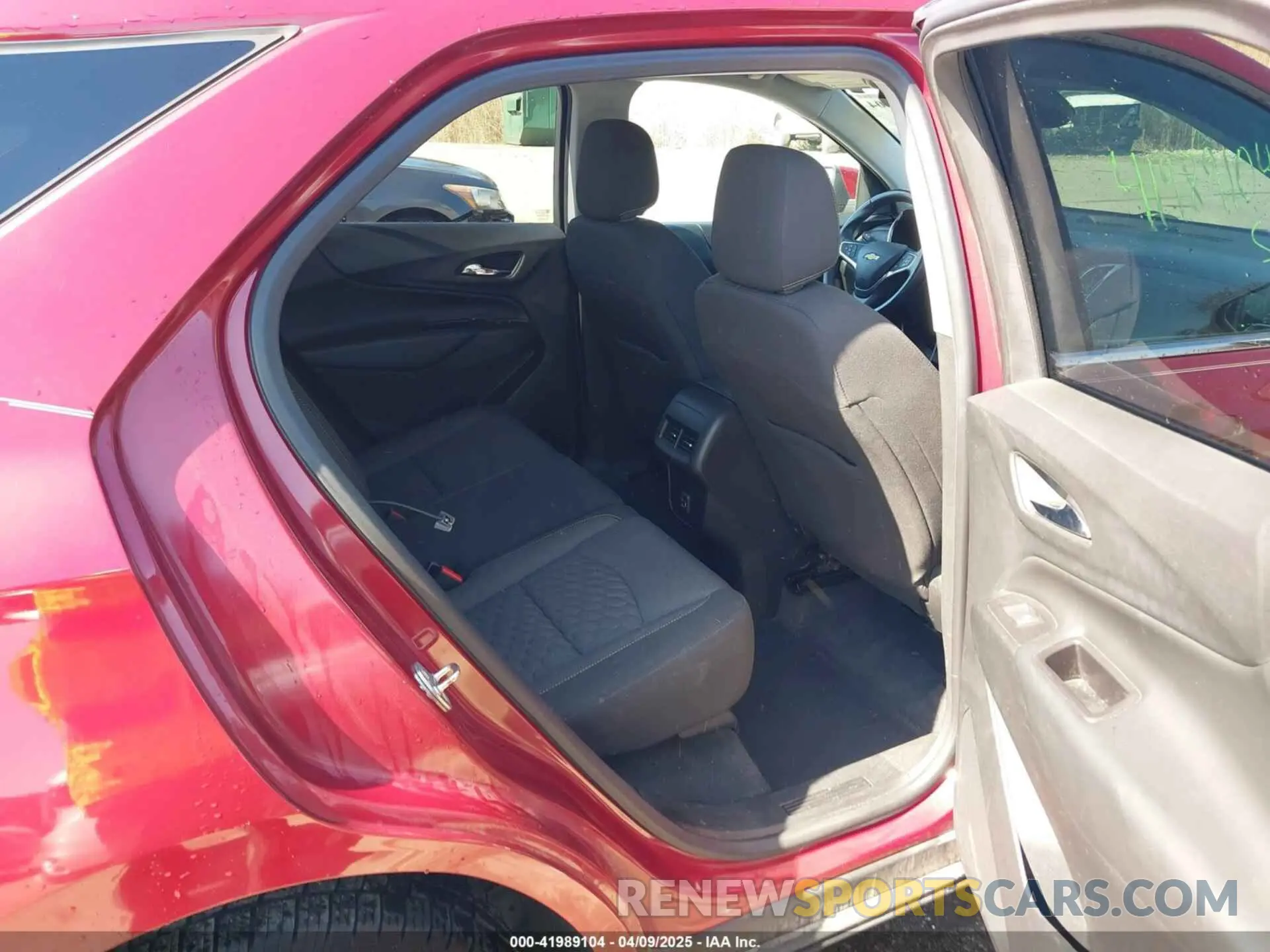 8 Photograph of a damaged car 2GNAXTEV1K6247390 CHEVROLET EQUINOX 2019